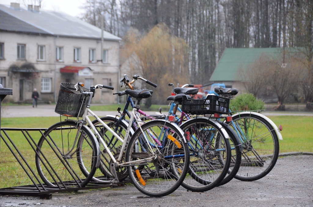 Uzbrauc velosipēdistei