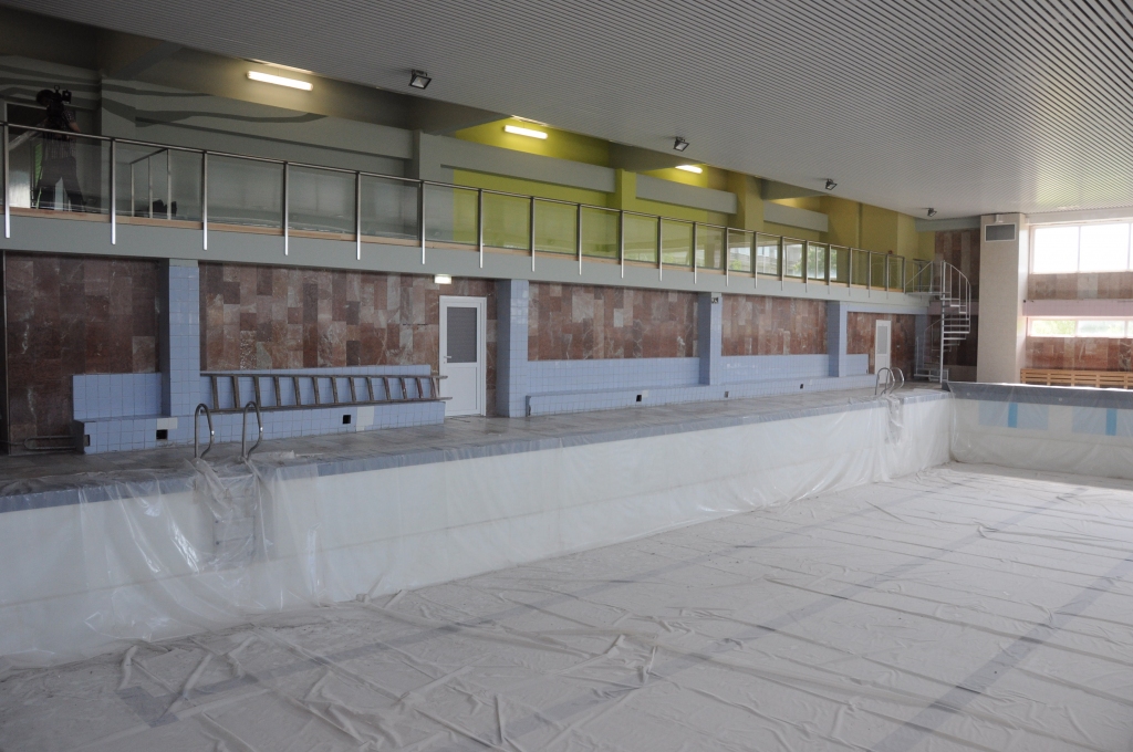 Pieņem paveiktos darbus topošajā sporta centrā “Ezerkrasts”