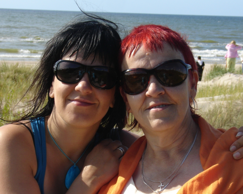 Maijas Kalniņas koncerts un viņas mammas gleznotas gleznas