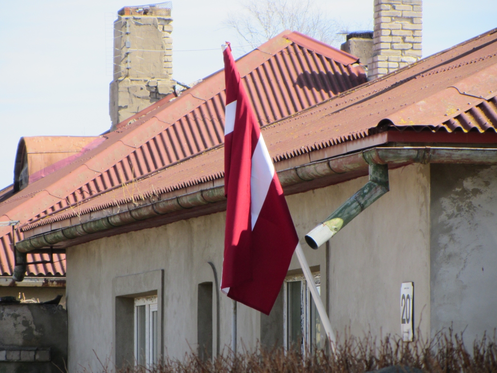 Nepaceļ karogus
