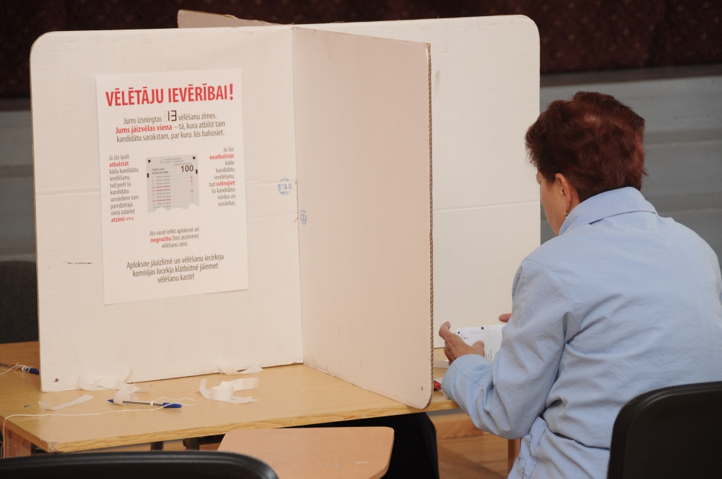Trešdaļa vēlētāju joprojām pārdomās