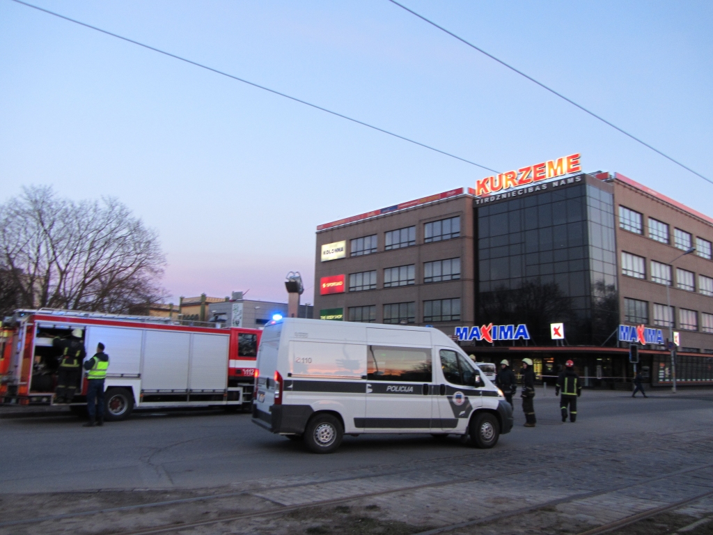 Papildināts – Tirdzniecības namā “Kurzeme” meklē spridzekli