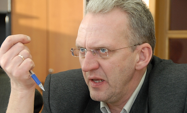Priekšsēdētājs strīdas par nodokļu parādu