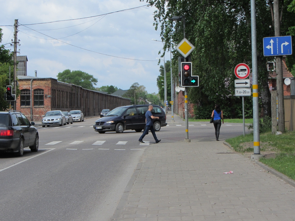 Zīmi pārvietos tuvāk brauktuvei