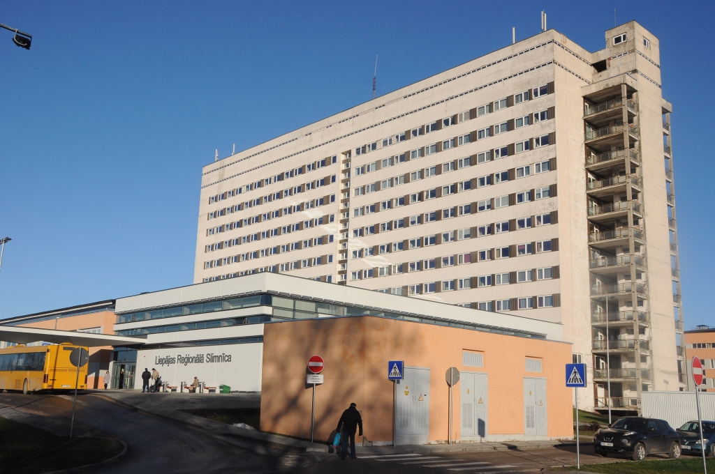 Liepājas Reģionālajā slimnīcā veiks jauna veida mugurkaula operāciju