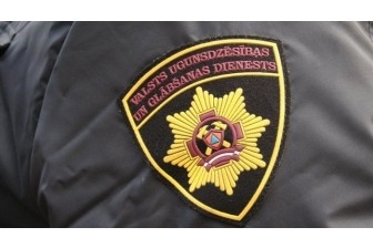 Ugunsdzēsēji no degoša dzīvokļa izglābj sievieti
