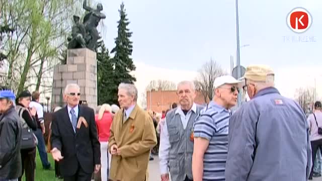 Uzvaras svētkos izkar karogu ar PSRS simboliku