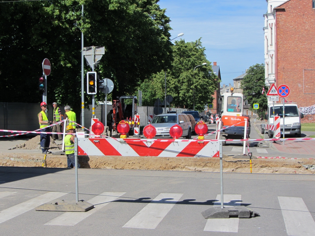Satiksmei slēgts Rožu un Kr.Valdemāra ielas krustojums; notiek būvdarbi