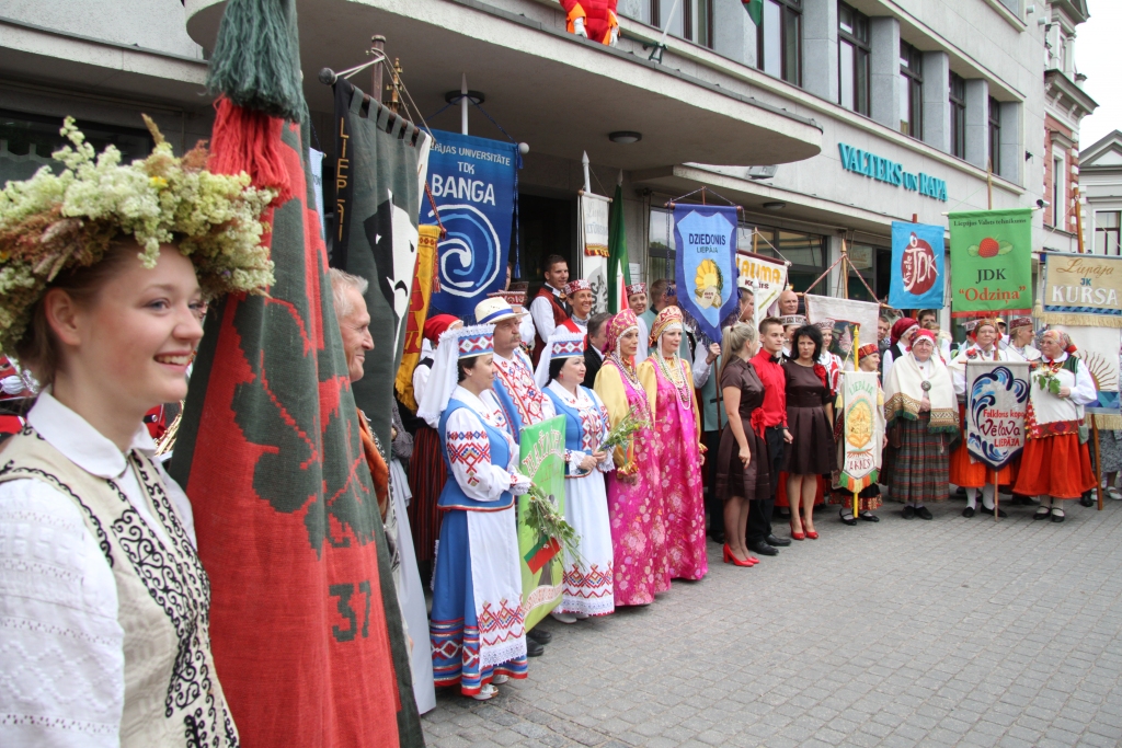 Dziesmu un deju svētku karogs pacelts