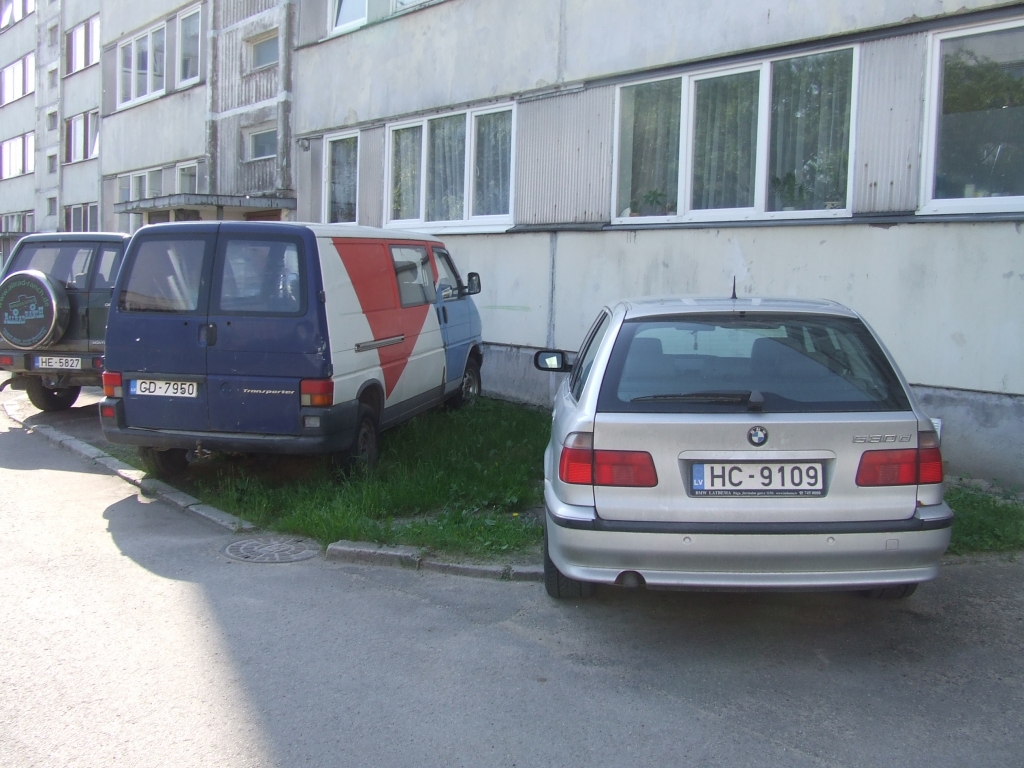 Stāvvietu trūkuma dēļ automašīnas novieto zālienā