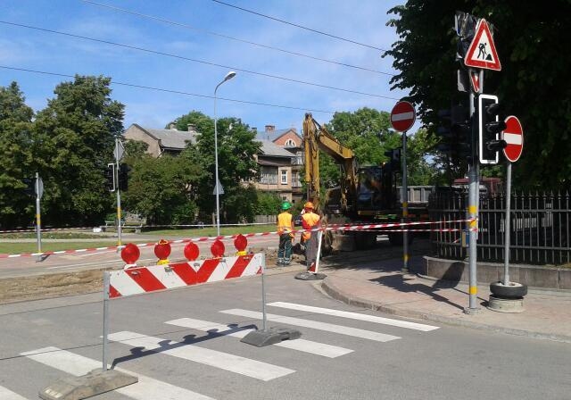 Satiksmei slēgts Rožu un Kr.Valdemāra ielas krustojums