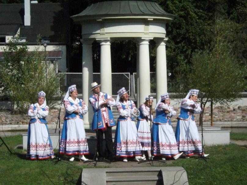 Pie Gulbju dīķa muzicēs baltkrievu ansamblis “Pavļinka”