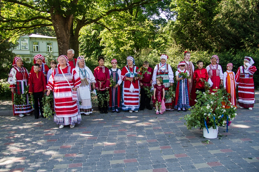 Folkloras kopa “Jarilo” uzstājas pie Gulbju dīķa