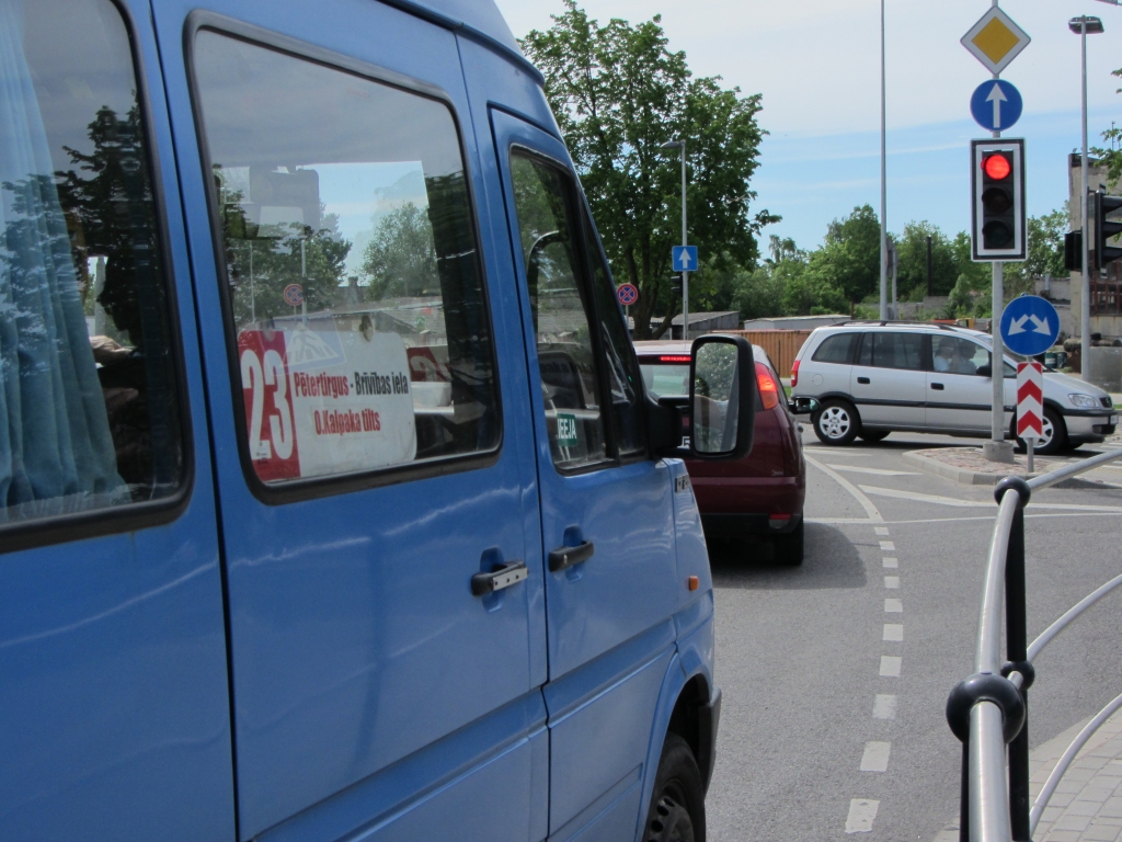 Braucēji sūrojas par satiksmes organizāciju Ganību un Ādu ielas krustojumā; atbildīgie problēmu nesaskata