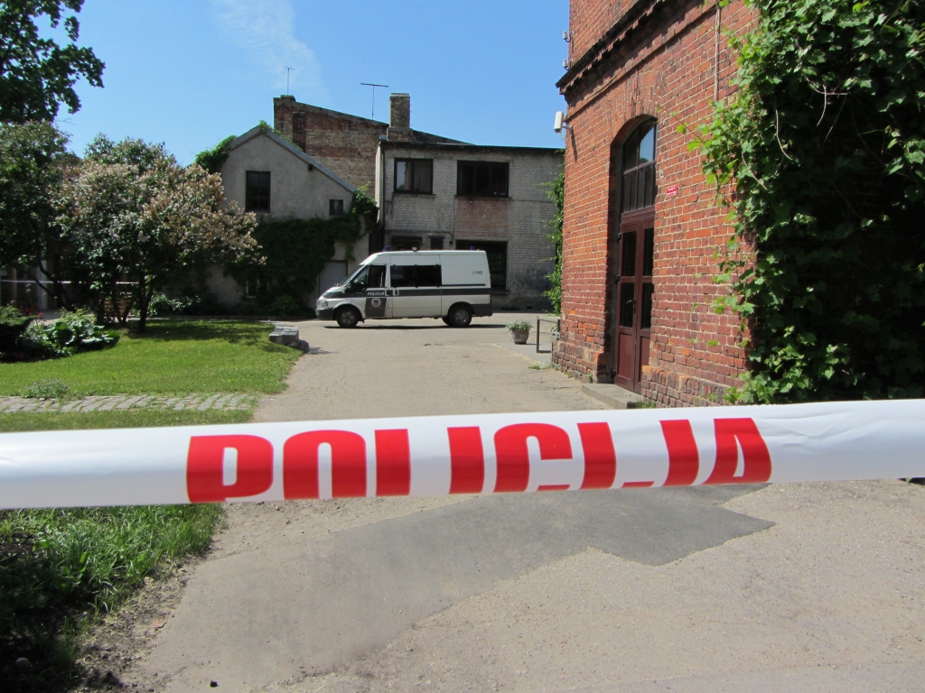 Mākslas skolā, veicot remontdarbus, atrod artilērijas lādiņu
