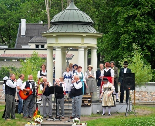 Pie Gulbju dīķa muzicēs folkloras kopa “Jarilo”