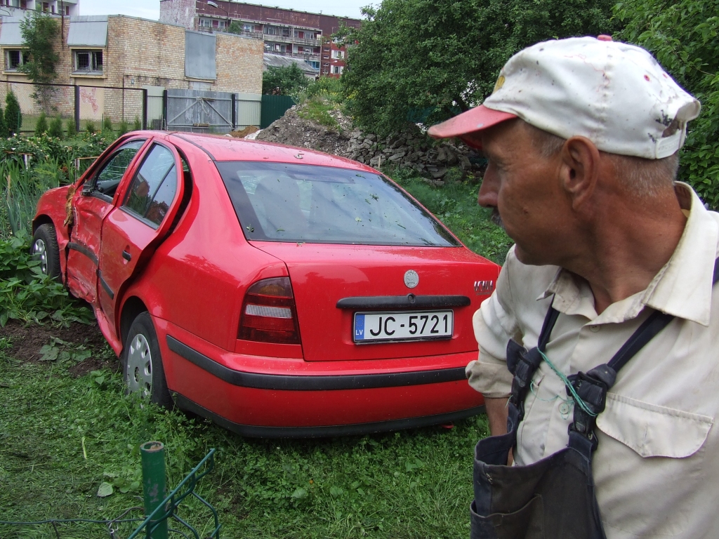 Ar zagtu auto izbrauc cauri žogam