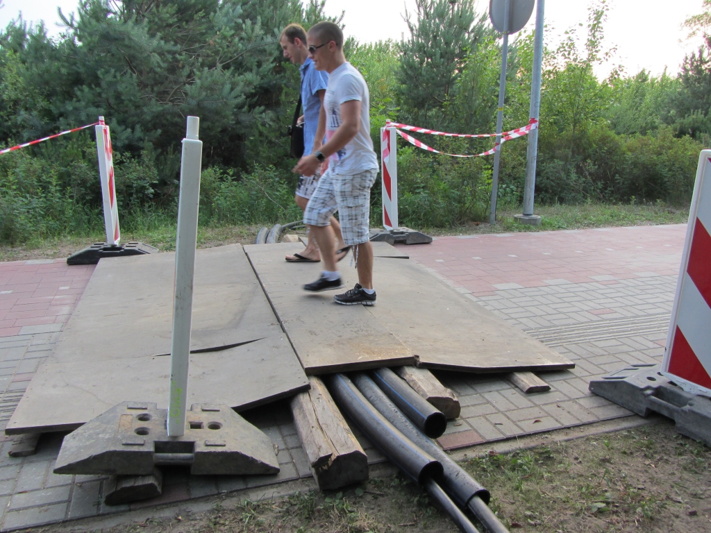 Vietu kabeļiem zem jaunā veloceliņa atrod ar novēlošanos