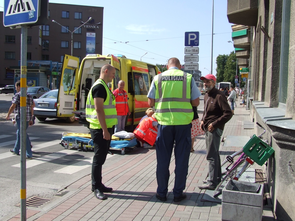 Ar velosipēdu notriec gājēju