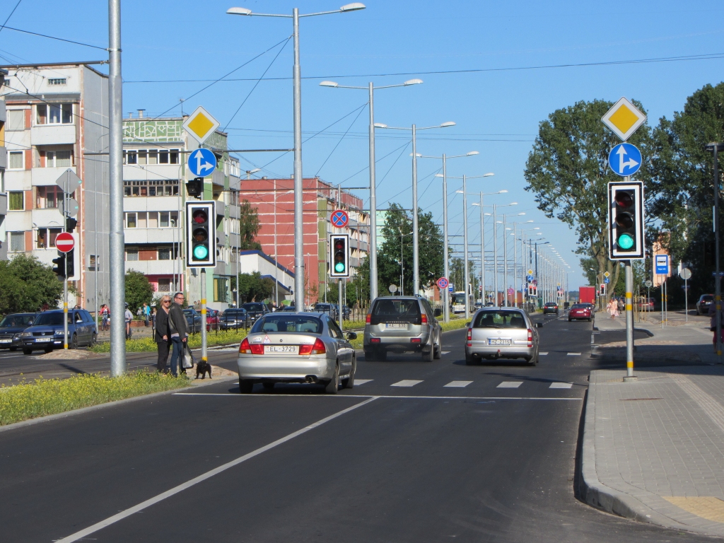Luksoforus M.Ķempes ielā prasa likumdošana; vienvirziena ielas rajonā – iedzīvotāju drošībai
