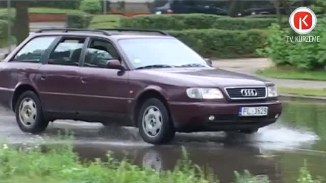 Spēcīgs lietus applūdina ielas
