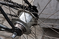 Velosipēdista notriektā sieviete stacionēta