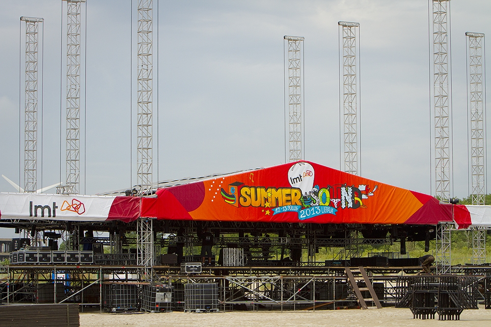 FOTO: Turpinās lielfestivāla “LMT Summer Sound 2013” teritorijas iekārtošana