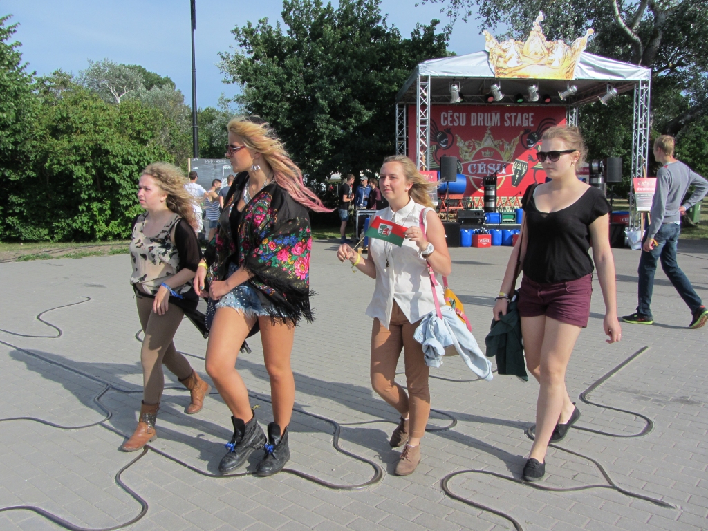 Festivāla pilsētai vārti vaļā; pulcējas apmeklētāji