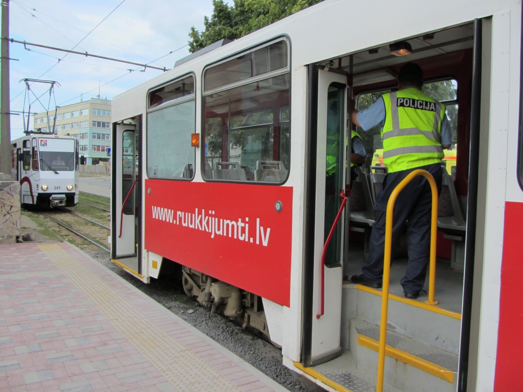 Ar ķieģeli izsit tramvaja logu; cietusi sieviete un bērns