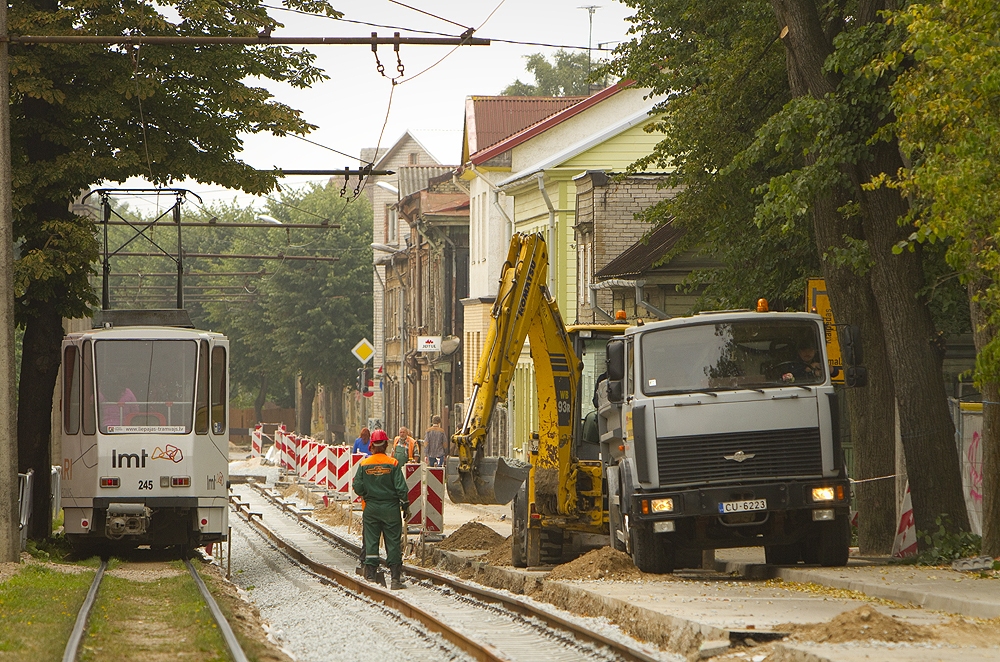 FOTO: Kr.Valdemāra ielā posmā no Līvas laukuma līdz Jūrmalas ielai tiek montētas jaunās tramvaja sliedes