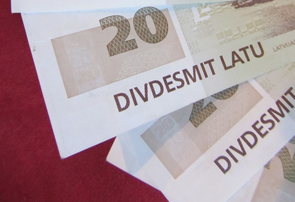No jaunā mācību gada visi pirmklasnieki saņems 20 latu pabalstu
