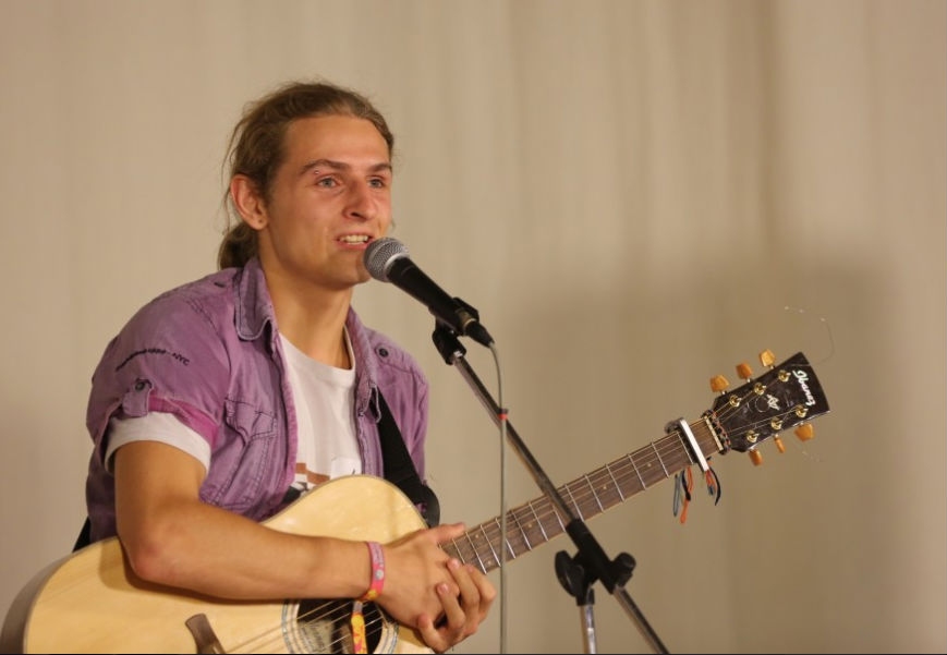 Arturs Orba starp šova “Jaunā talantu fabrika” dalībniekiem