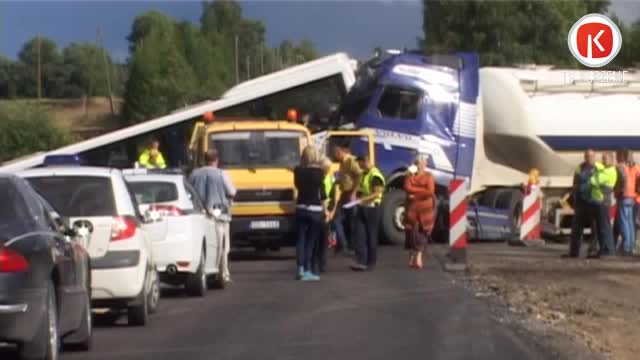 Ārsti cīnās par viena negadījumā cietušā dzīvību