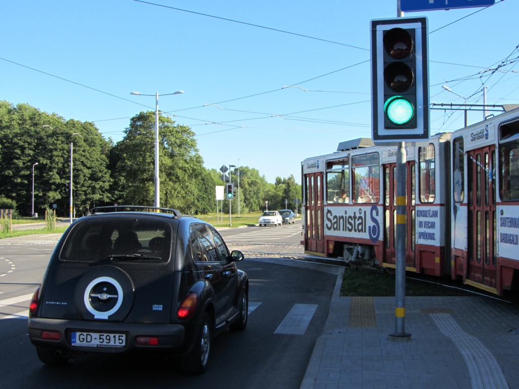 Luksofori pie tirdzniecības centra ”Baata” – gājēju drošībai