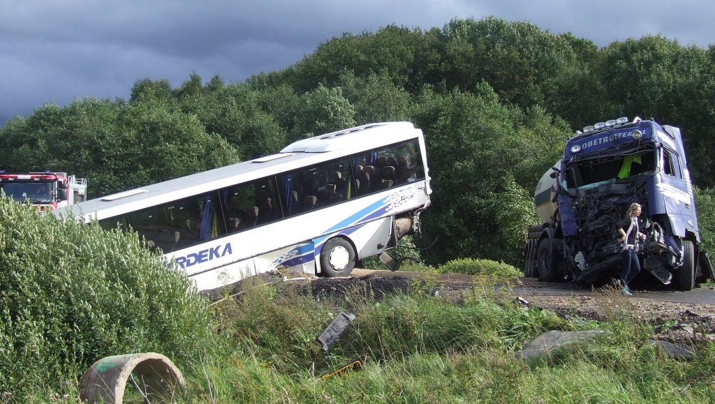 Cementa vedējs taranē autobusu