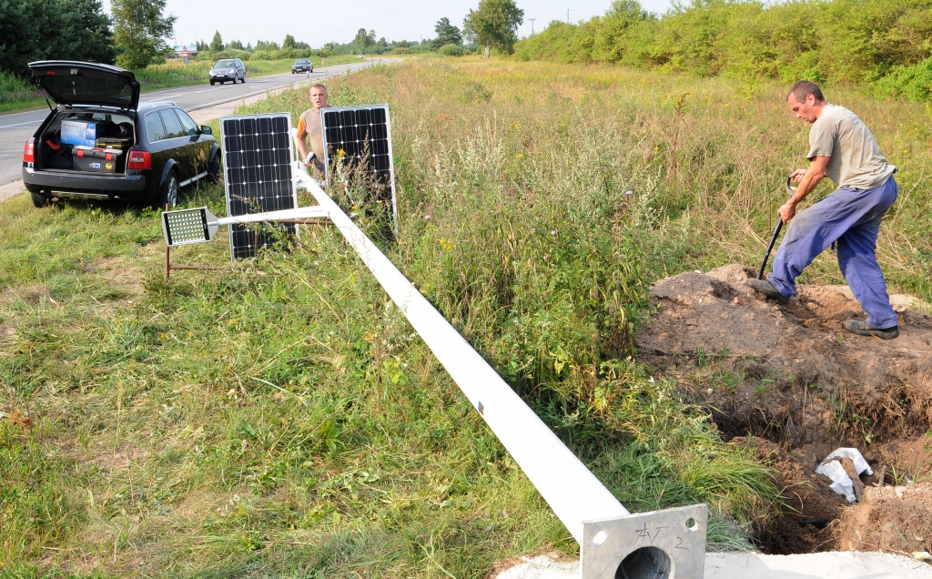 Uzstāda ar vēja un saules enerģiju darbināmas laternas