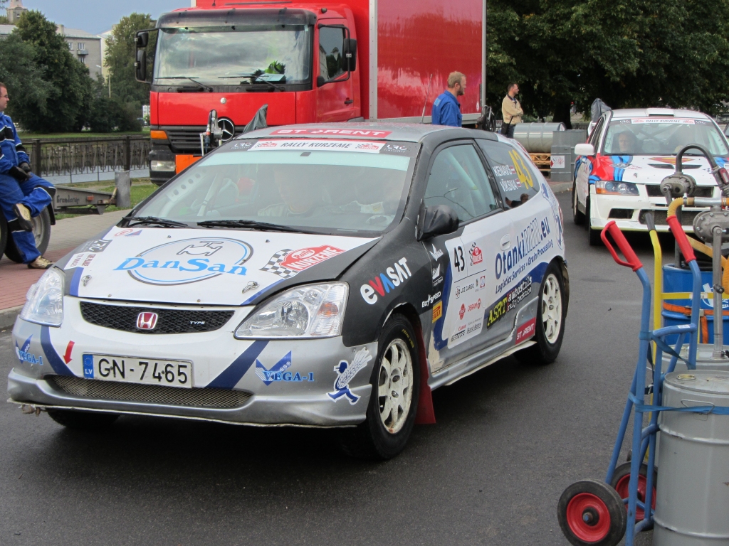 Rallija ”Kurzeme 2013” otrā diena sākusies; autosportisti dodas trasē
