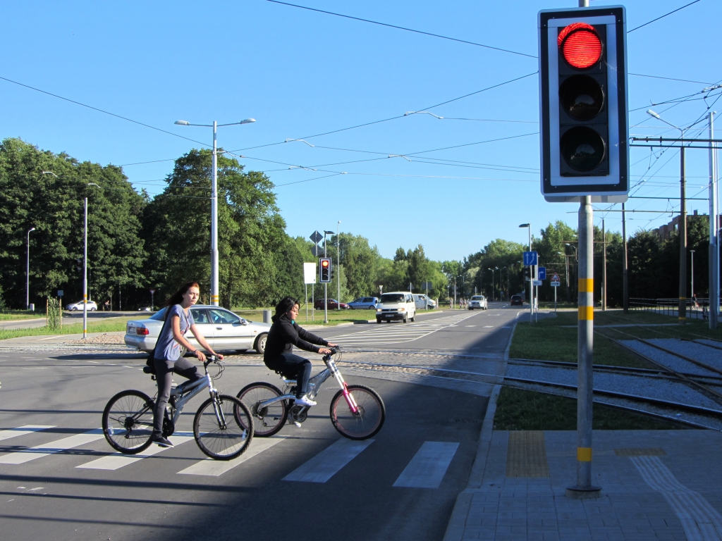 Luksofori pie tirdzniecības centra ”Baata” – gājēju drošībai