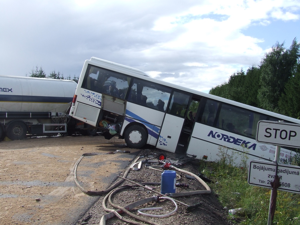 “Nordeka”: Avāriju izraisīja kravas automašīna; cietušie, visticamāk, saņems kompensācijas no apdrošinātāja