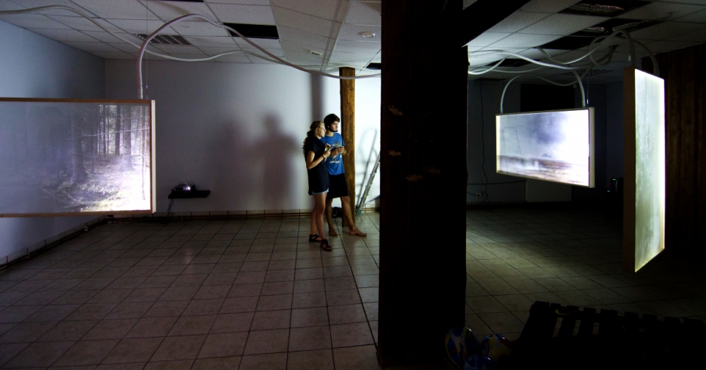 Jūrkalnē skatāma videoinstalācija “Patiesība ir vienkārša”