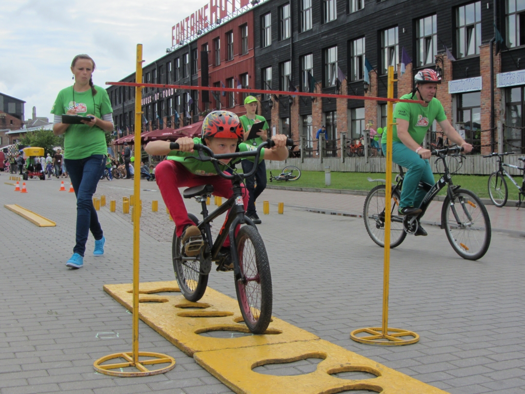 FOTO: Sacenšas jaunie satiksmes dalībnieki – velosipēdisti un jaunie autobraucēji