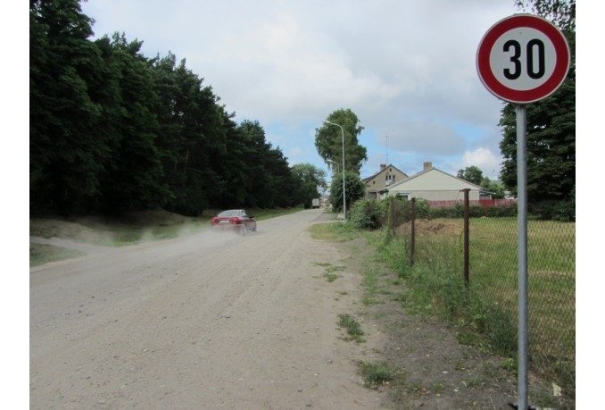 Mainīs stabu balstus un planēs grantētās ielas