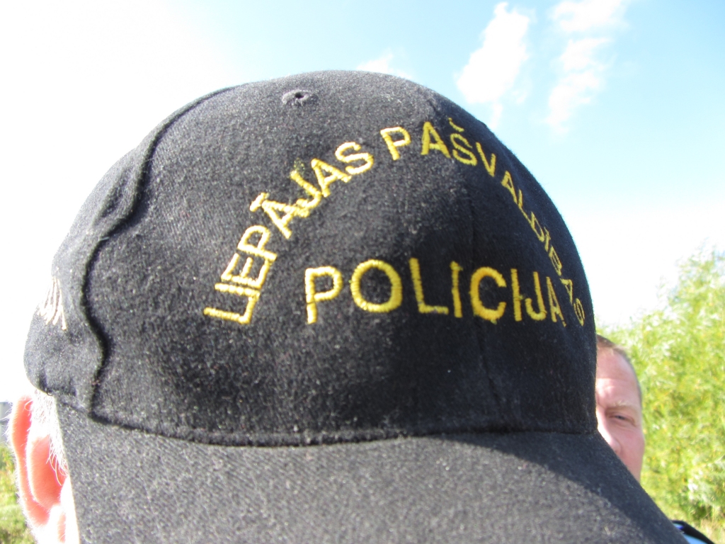 Pīpēšana pieturā iegāž policijas meklēto