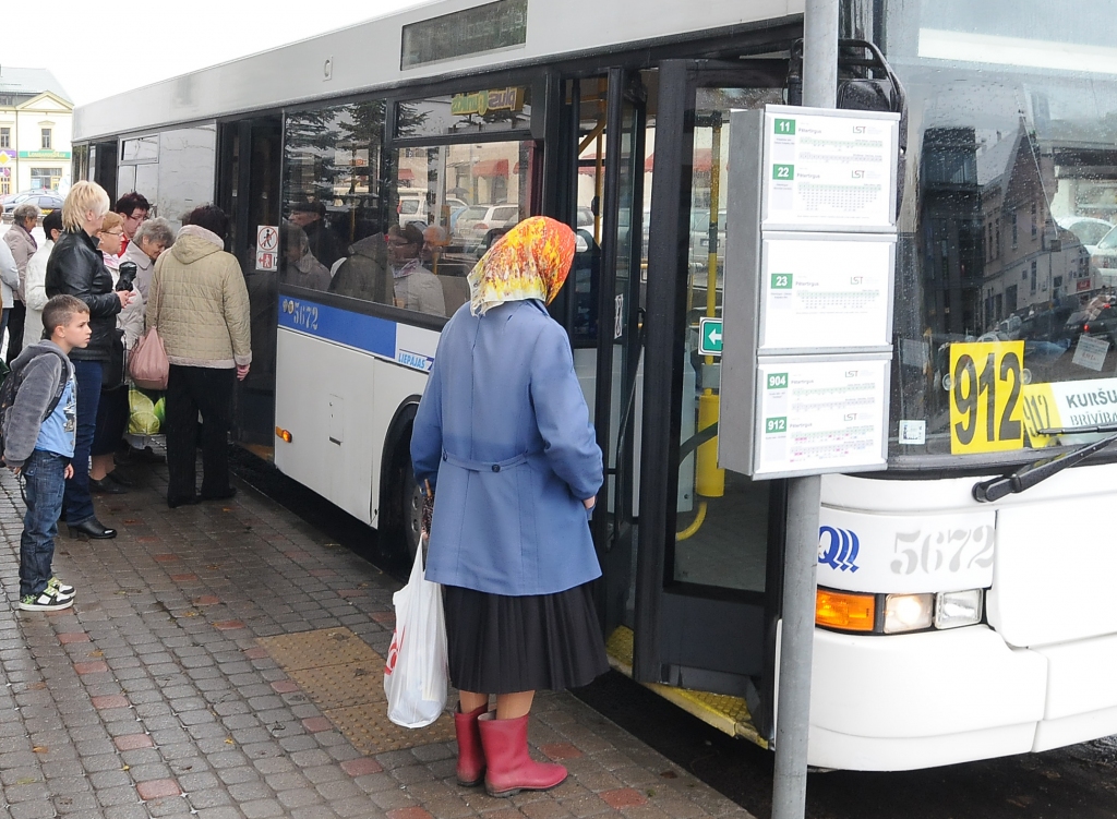 Lūsis: Ieviešot eiro, sabiedriskajā transportā biļetes kļūs nedaudz lētākas