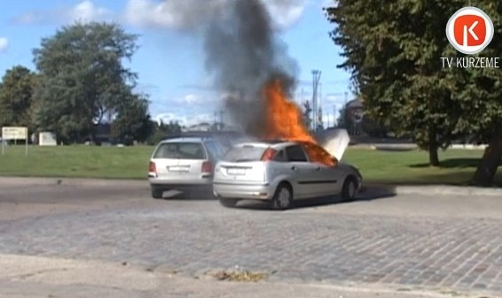 Viens auto sadeg, otru paspēj glābt