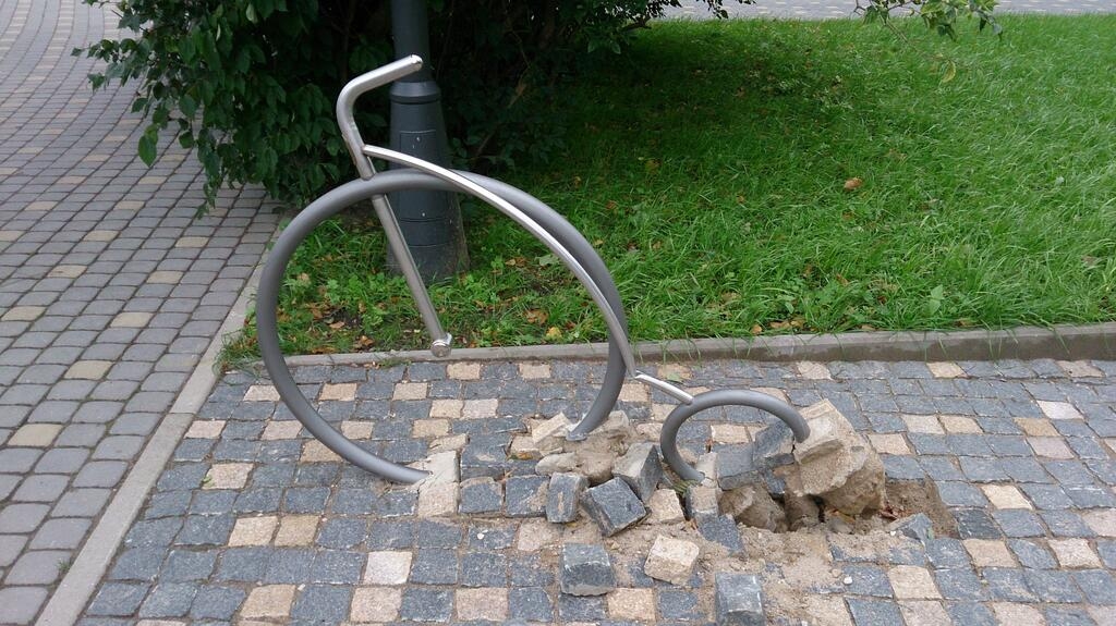 Sabojā velostatīvu pie Gulbju dīķa