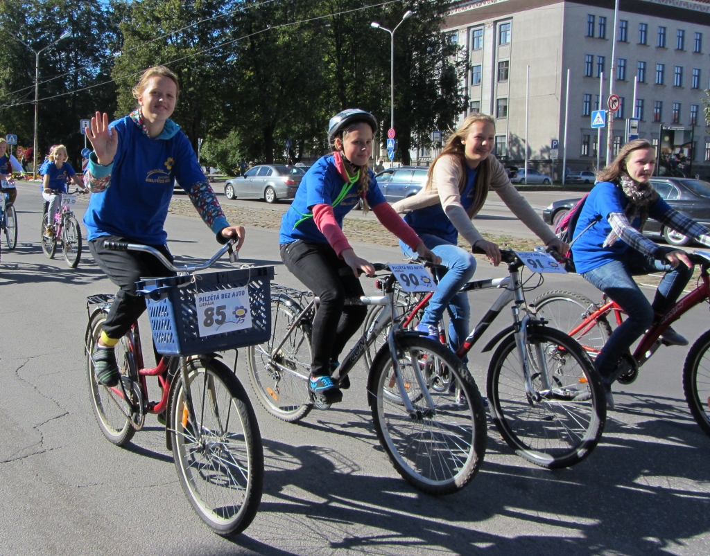 Velobrauciens pulcē simtiem dalībnieku