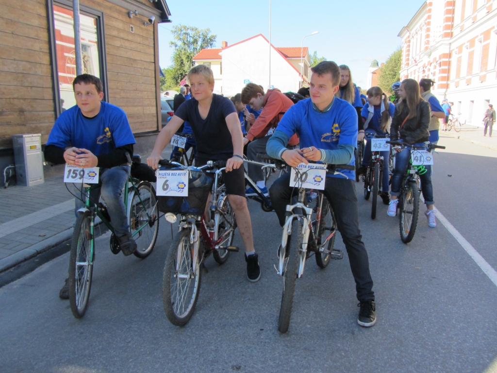 Velobrauciens dienā bez auto pulcē vairākus simtus dalībnieku