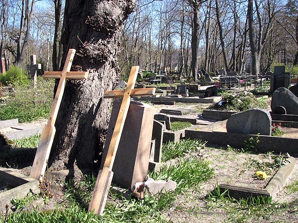 Papildināts – Plāno nojaukt graustus, lai paplašinātu Garnizona kapsētu