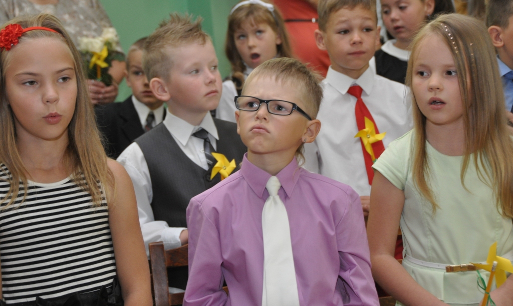Skolēni sasēduši skolas solos
